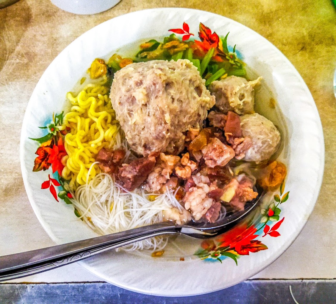 Bakso Pak Tomy/Ster: Rasa Hangat yang Menemani Setiap Langkah di Cilacap